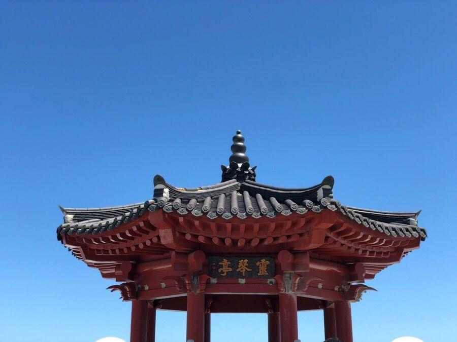 韓國束草的靈琴亭，傳統韓式建築面朝大海，提供壯觀的海景觀賞。